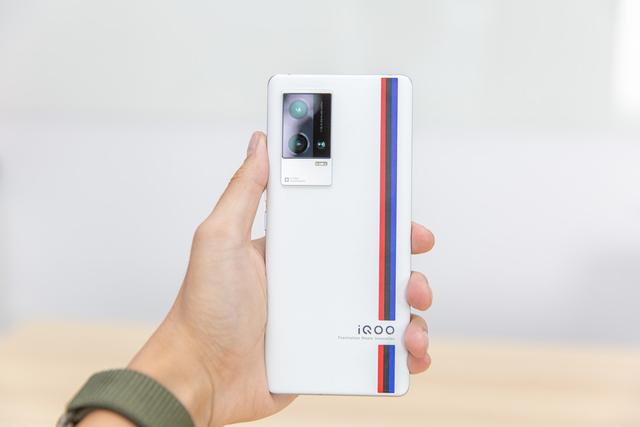 游戏手机也要做成水桶strong/p
p传奇游戏手机/strong？iQOO 8 Pro传奇版开箱体验
