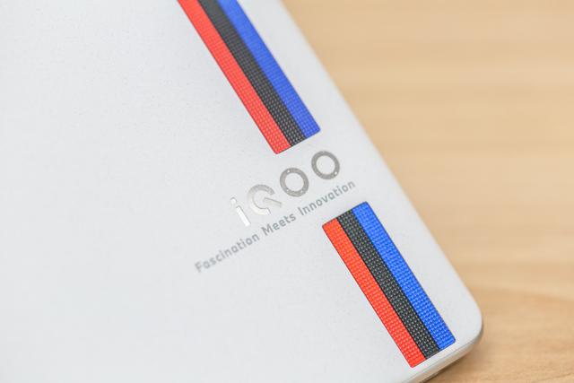 游戏手机也要做成水桶strong/p
p传奇游戏手机/strong？iQOO 8 Pro传奇版开箱体验