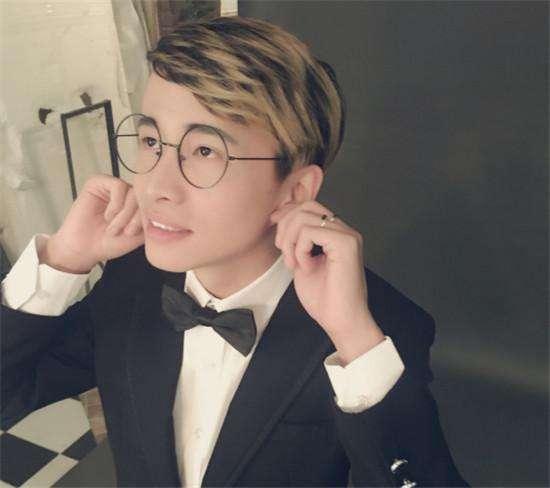 LOL最“忠义”主播strong/p
p传奇手游下载平台/strong，1人撑起整个平台，甘愿放弃万万“跳槽费”，若何评价文森特？
