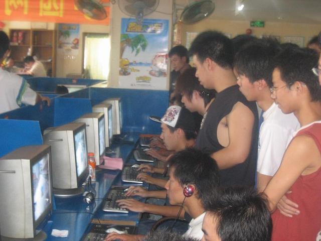 中国网玩耍家最后的记忆《热血传奇》strong/p
p热血传奇/strong，一代人青春的游戏（一）