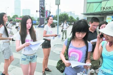 为什么街上发传单的人会认实发完strong/p
p单职业超变版/strong，却不把传单丢了呢？