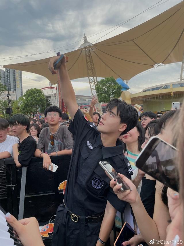 太帅了！鹅厂法式员欢乐谷保安凭生图走红strong/p
p新开手游sf发布网/strong，艺人可能都没他们上镜