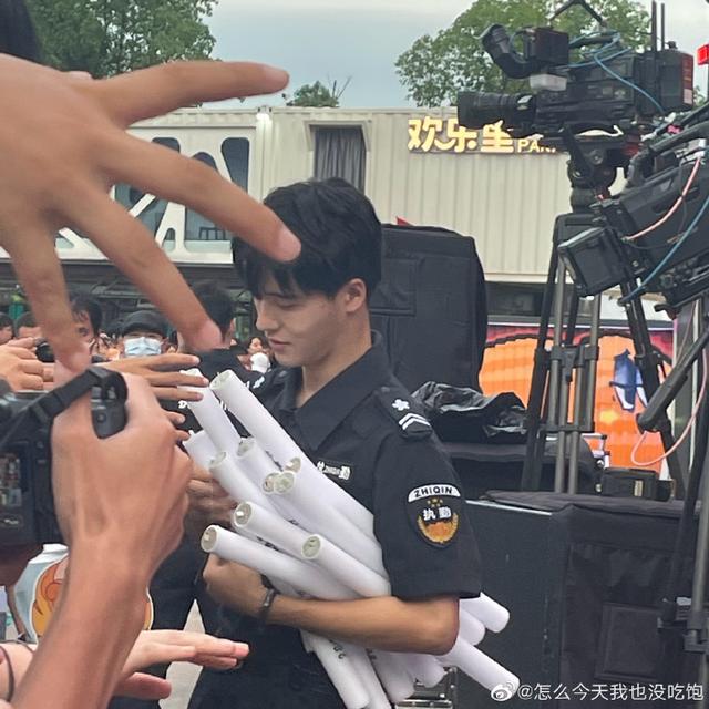 太帅了！鹅厂法式员欢乐谷保安凭生图走红strong/p
p新开手游sf发布网/strong，艺人可能都没他们上镜
