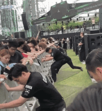 太帅了！鹅厂法式员欢乐谷保安凭生图走红strong/p
p新开手游sf发布网/strong，艺人可能都没他们上镜