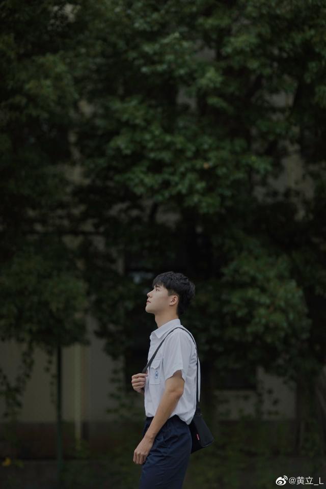 太帅了！鹅厂法式员欢乐谷保安凭生图走红strong/p
p新开手游sf发布网/strong，艺人可能都没他们上镜