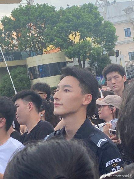 太帅了！鹅厂法式员欢乐谷保安凭生图走红strong/p
p新开手游sf发布网/strong，艺人可能都没他们上镜