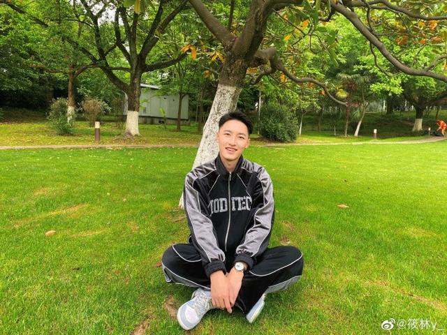 太帅了！鹅厂法式员欢乐谷保安凭生图走红strong/p
p新开手游sf发布网/strong，艺人可能都没他们上镜