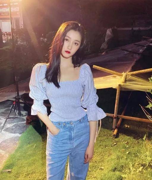 好私服传奇:关晓彤呈现谐音梗strong/p
p好私服传奇/strong，脾性好私服也超棒，差别气概气场开挂！