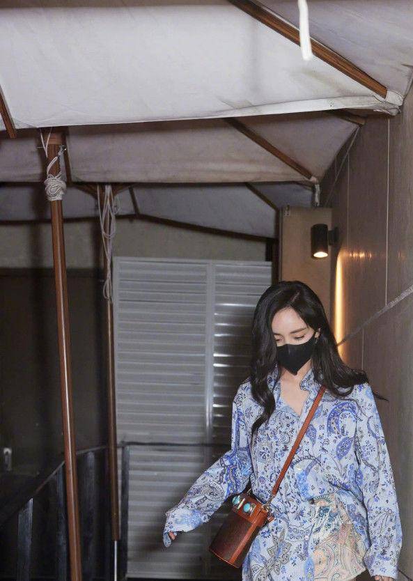 传奇SF:杨幂美出新高度！衬衫搭配印花裙strong/p
p传奇SF/strong，过了35岁反而更美了