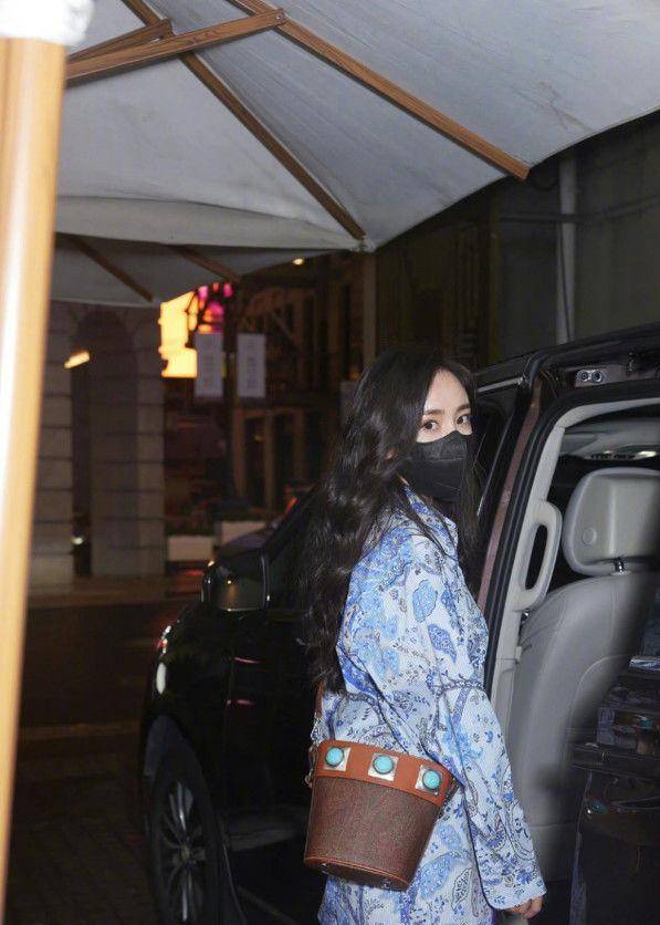 传奇SF:杨幂美出新高度！衬衫搭配印花裙strong/p
p传奇SF/strong，过了35岁反而更美了