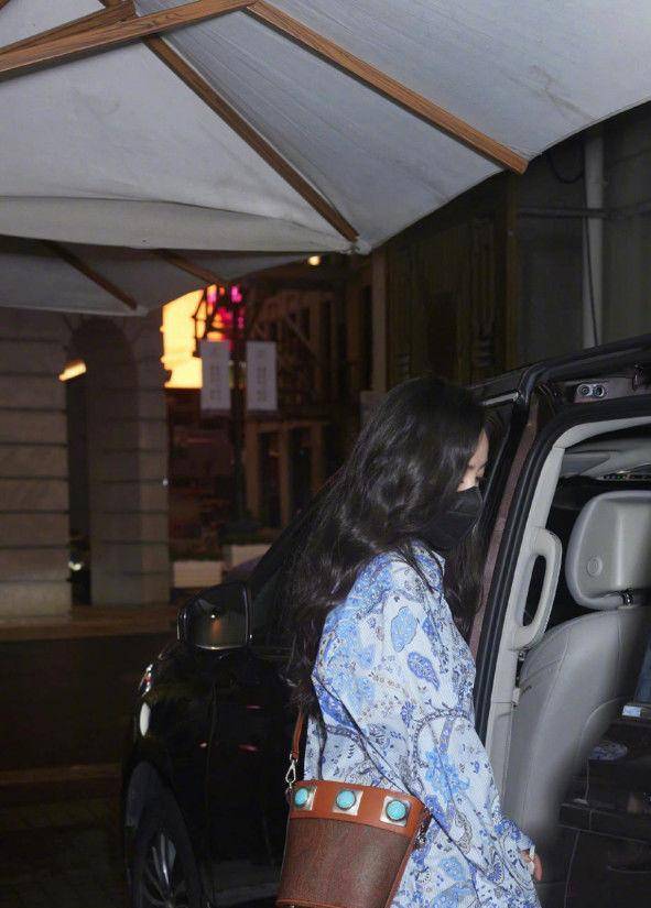 传奇SF:杨幂美出新高度！衬衫搭配印花裙strong/p
p传奇SF/strong，过了35岁反而更美了