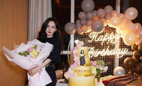 传奇SF:杨幂美出新高度！衬衫搭配印花裙strong/p
p传奇SF/strong，过了35岁反而更美了