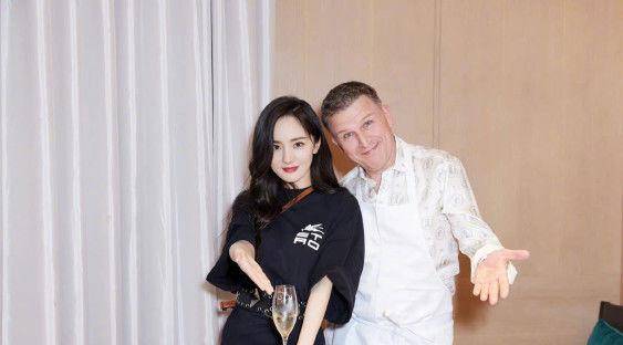 传奇SF:杨幂美出新高度！衬衫搭配印花裙strong/p
p传奇SF/strong，过了35岁反而更美了