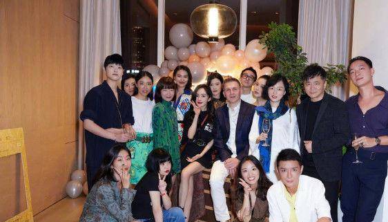 传奇SF:杨幂美出新高度！衬衫搭配印花裙strong/p
p传奇SF/strong，过了35岁反而更美了