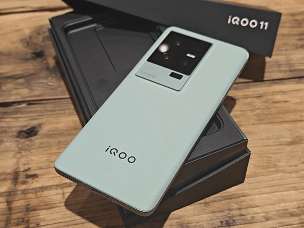 手机游戏版传奇:iQOO 11曼岛出格版上手体验：性能上没有短板且颜值在线的高端万能旗舰