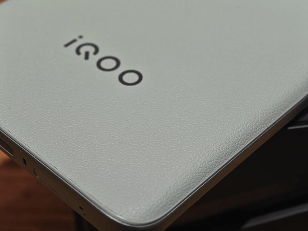 手机游戏版传奇:iQOO 11曼岛出格版上手体验：性能上没有短板且颜值在线的高端万能旗舰