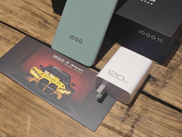 手机游戏版传奇:iQOO 11曼岛出格版上手体验：性能上没有短板且颜值在线的高端万能旗舰