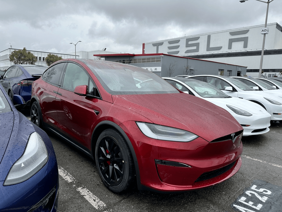 烈焰传奇手机版游戏下载:BB鸭 | 特斯拉“烈焰红”实车曝光；iPhone 15系列3D模子红出炉；浙江选育出拍“螺蛳粉超高爆率”樱花拉；三星拍月亮涉嫌造假