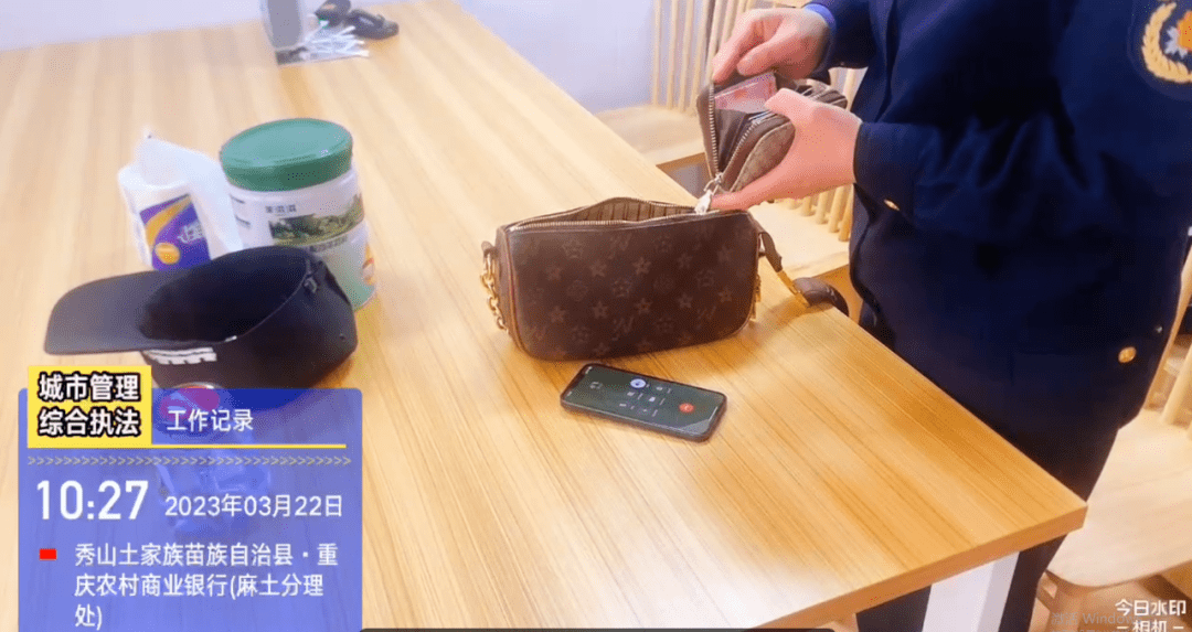 手机传奇游戏排行:秀山城管队员拾到一个钱包strong/p
p手机传奇游戏排行/strong，然后…