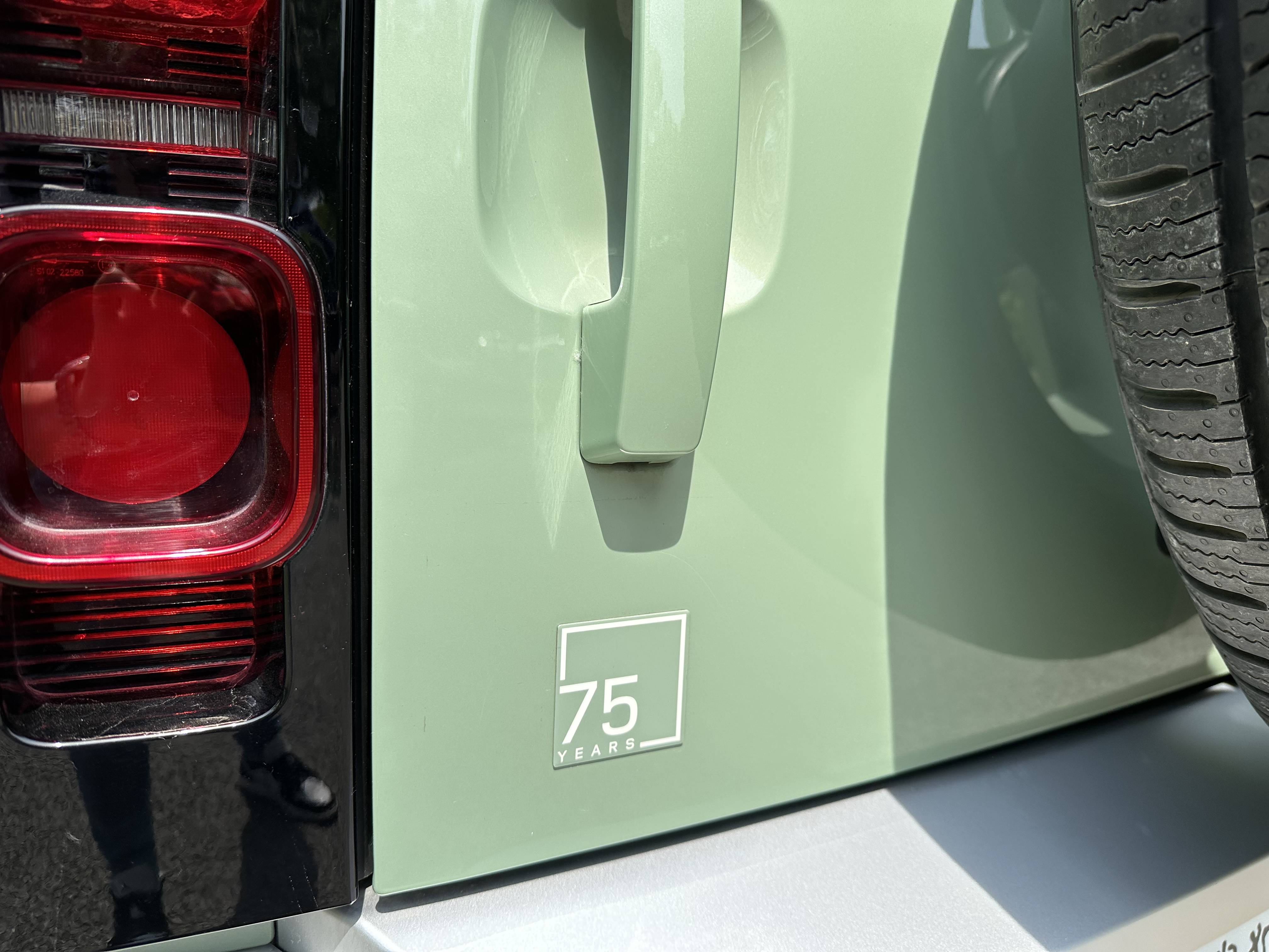 传奇收受接管版:精神图腾永不磨灭 深度体验路虎卫士110 75周年传奇版