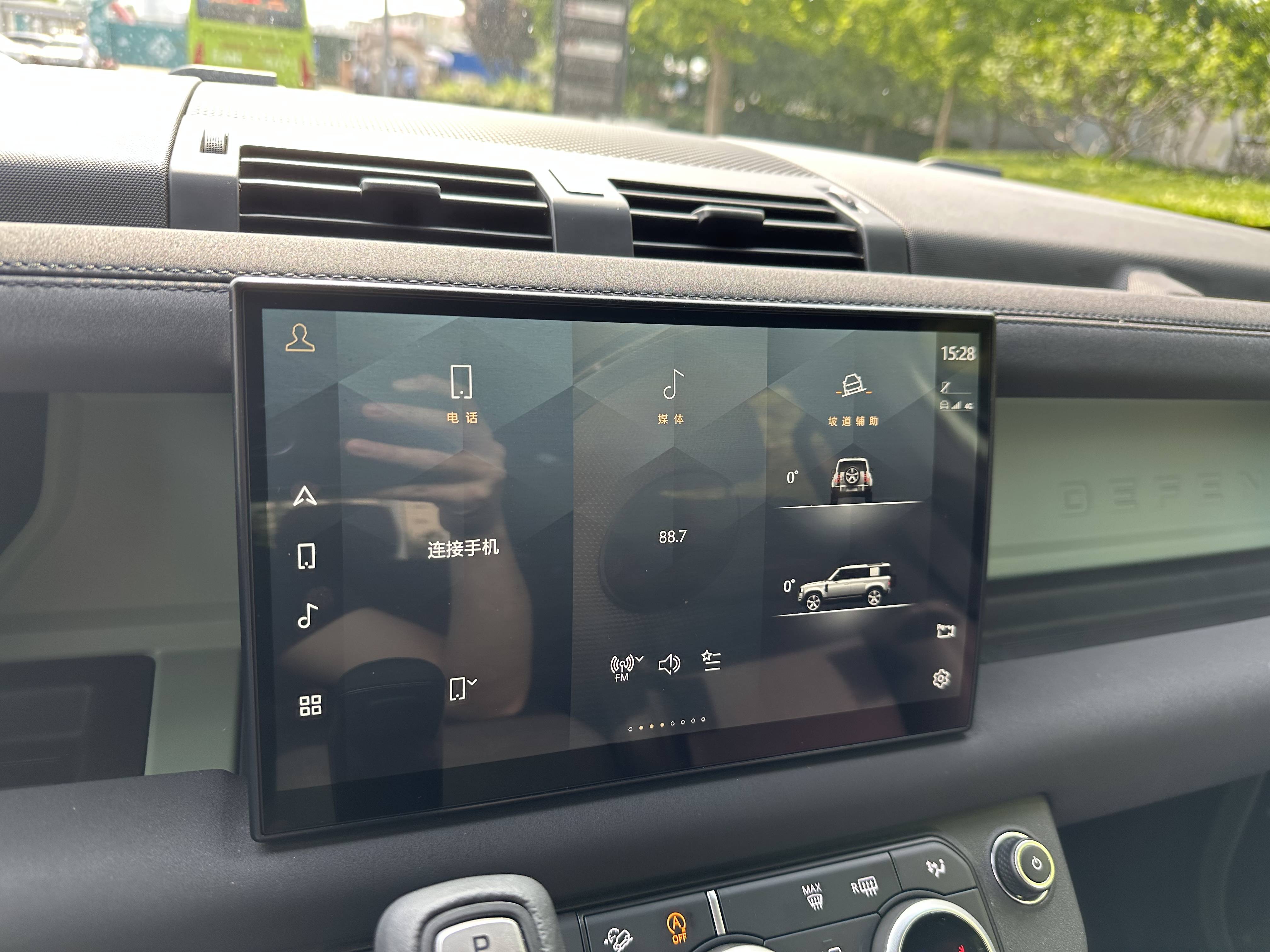 传奇收受接管版:精神图腾永不磨灭 深度体验路虎卫士110 75周年传奇版