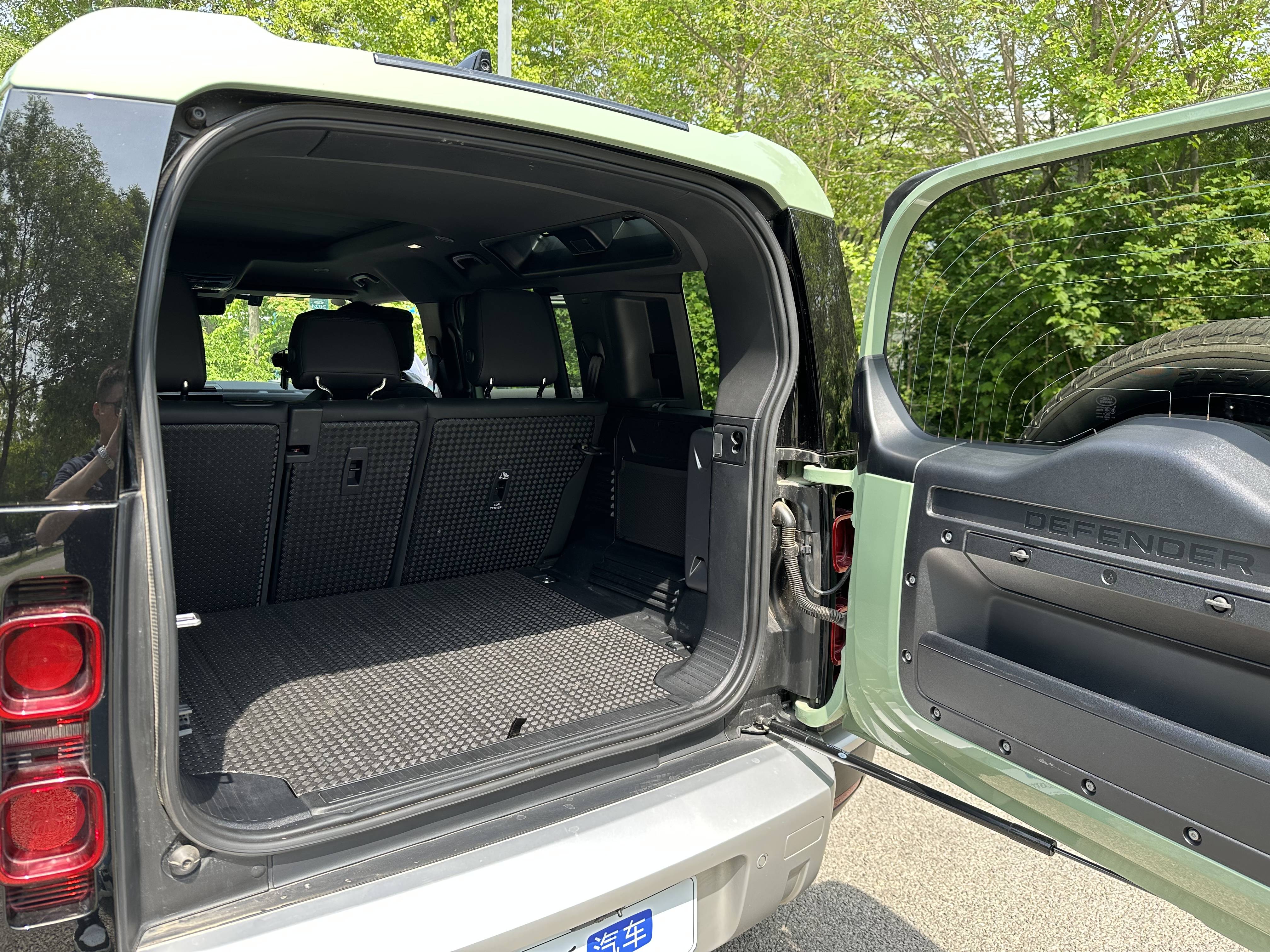 传奇收受接管版:精神图腾永不磨灭 深度体验路虎卫士110 75周年传奇版