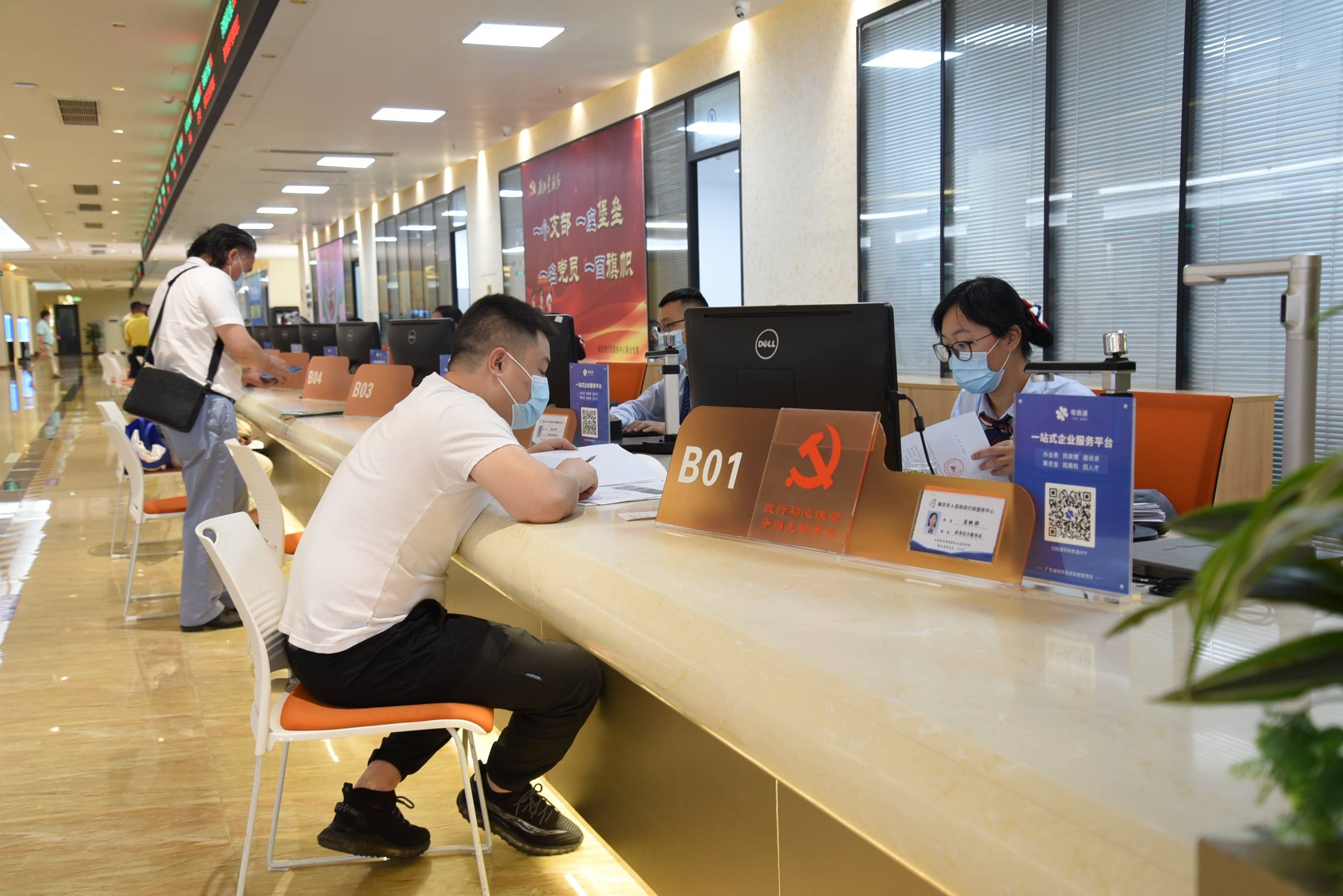 单职业:南方日报聚焦肇庆招商、数字政府、职业教育多份“成就单”