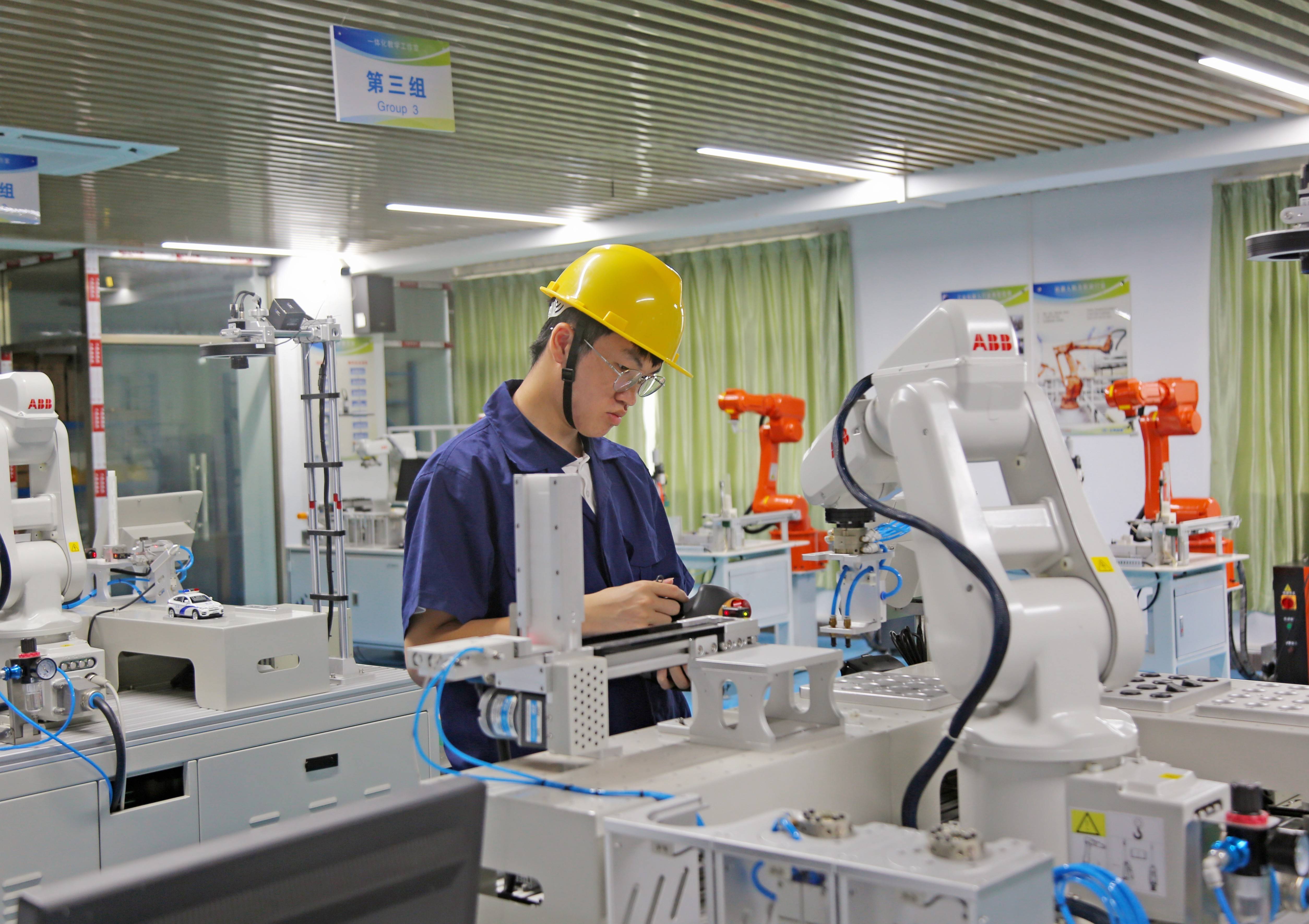 单职业:南方日报聚焦肇庆招商、数字政府、职业教育多份“成就单”